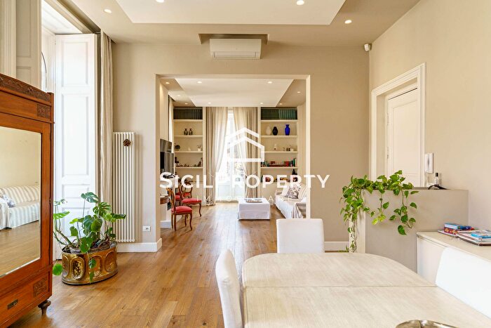 Appartamento con 10 locali in vendita in Via Aloi, Catania