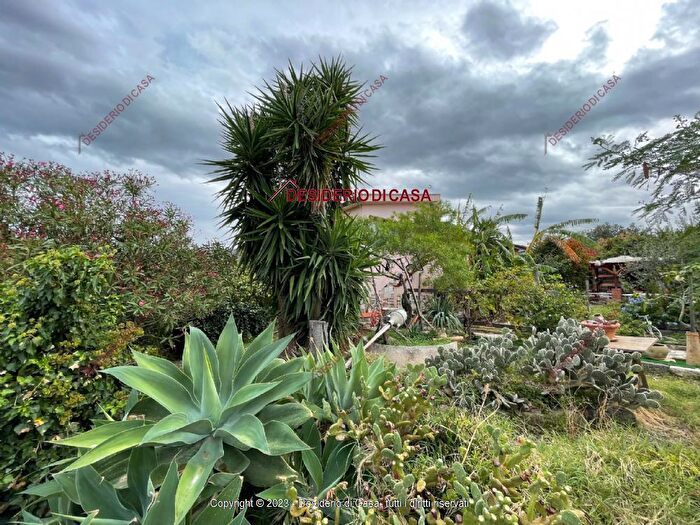 Casa con 8 locali in vendita in Lascari