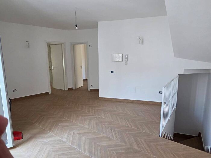 Casa quadrilocale in affitto in Via Cesare Golia, Aversa