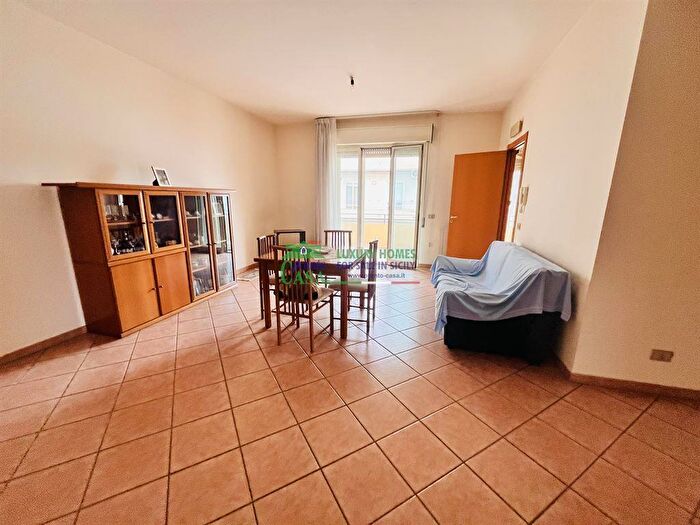 Appartamento con 5 locali in vendita in Via Frategianni, Comiso