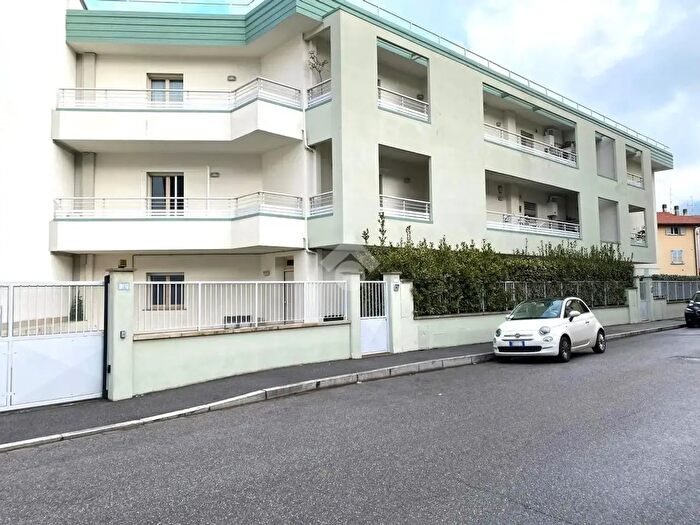 Casa quadrilocale in vendita in Via Rosa Giorgi, Prato