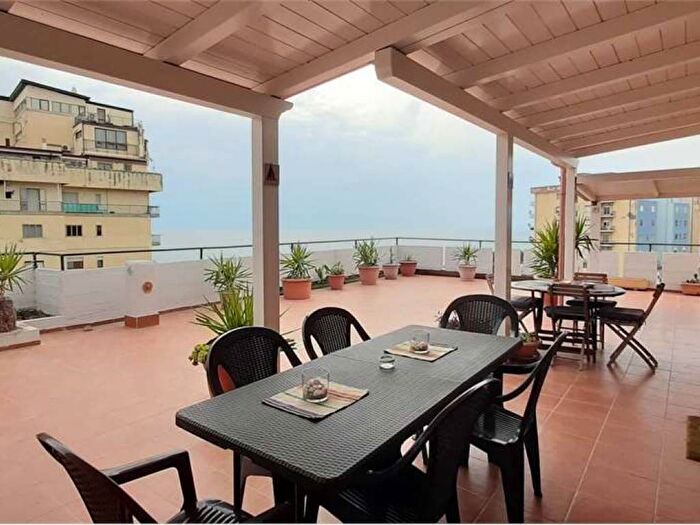 Appartamento con 6 locali in affitto in viale crotone, Catanzaro Lido, Catanzaro