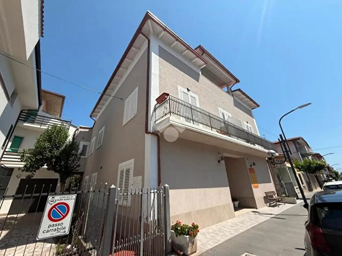 Casa con 8 locali in vendita in Viale della Vittoria, Alba Adriatica