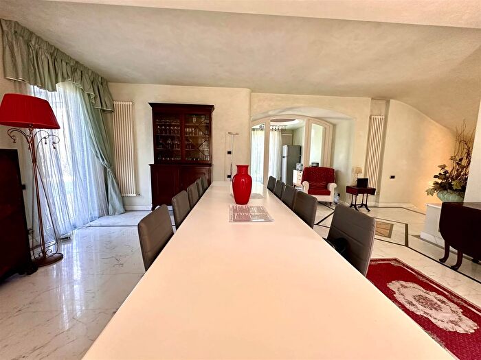 Casa con 10 locali in vendita in Camaiore