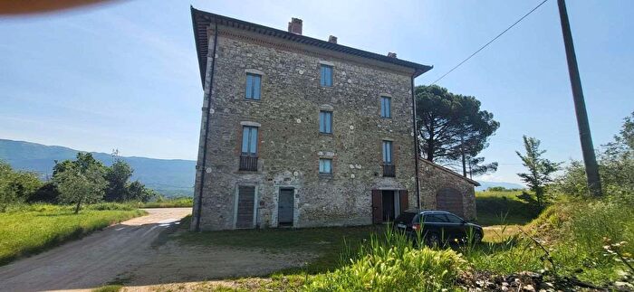 Casa con 16 locali in vendita in Loc Cimacolle, Massa Martana
