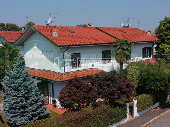 Casa quadrilocale in vendita in Via Mazzucchelli, Lainate