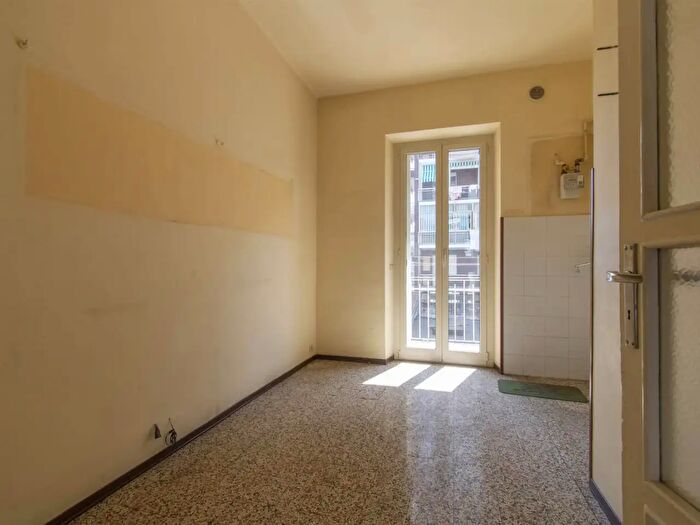 Appartamento trilocale in vendita in Via Genola, Torino