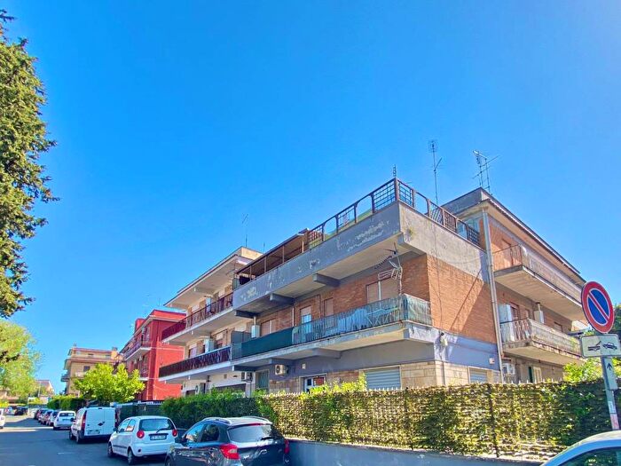 Appartamento trilocale in affitto in Via Fuscaldo, Anagnina, Roma