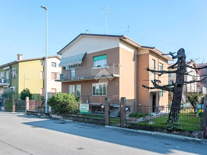 Casa trilocale in vendita in Via Volturno, Villafranca Di Verona