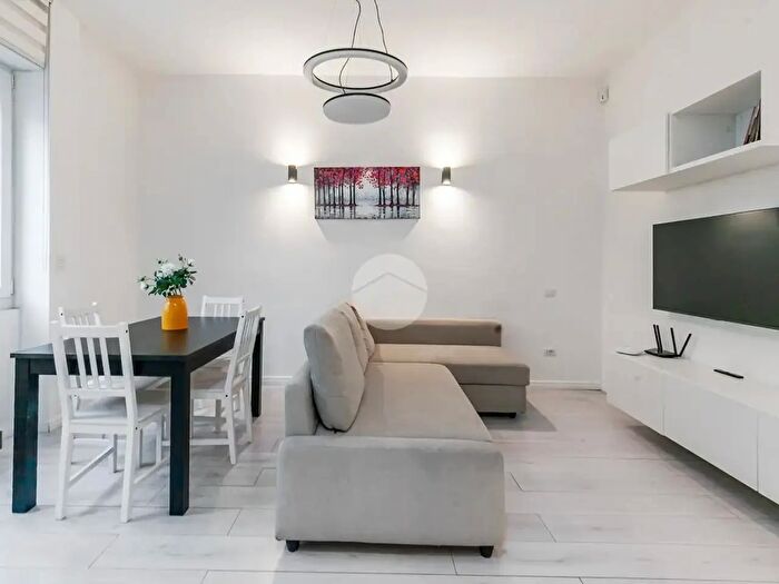 Appartamento trilocale in vendita in Via Giambellino, Milano