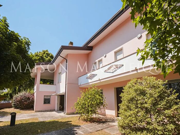 Casa con 8 locali in vendita in Via Pomposa, Lagosanto
