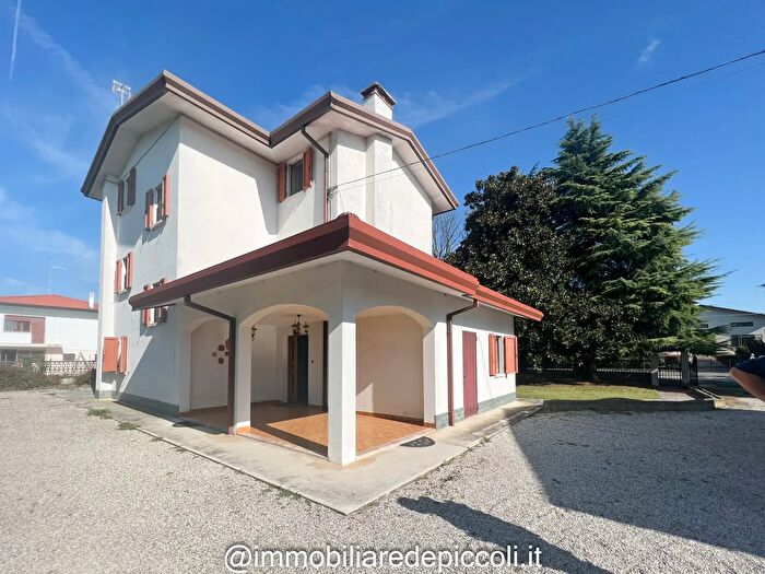 Casa con 6 locali in vendita in Pravisdomini
