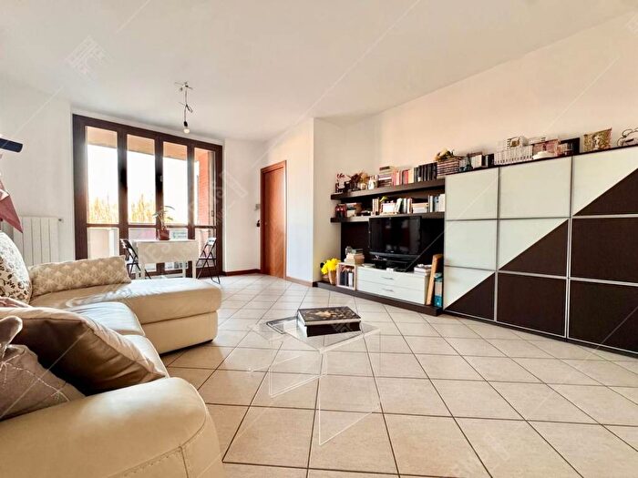 Appartamento bilocale in affitto in Via Alessandro Volta, Centro, Arese