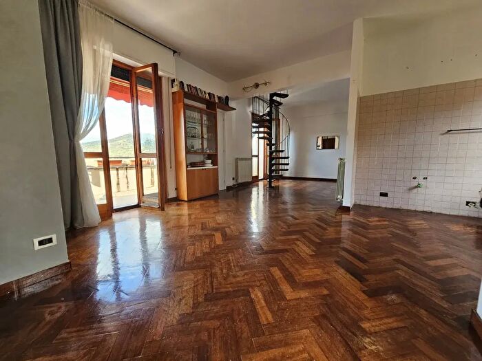 Appartamento trilocale in vendita in Via Rusca, Savona