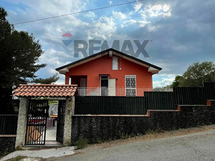 Casa con 5 locali in vendita in Via Cesare Beccaria, Pedara