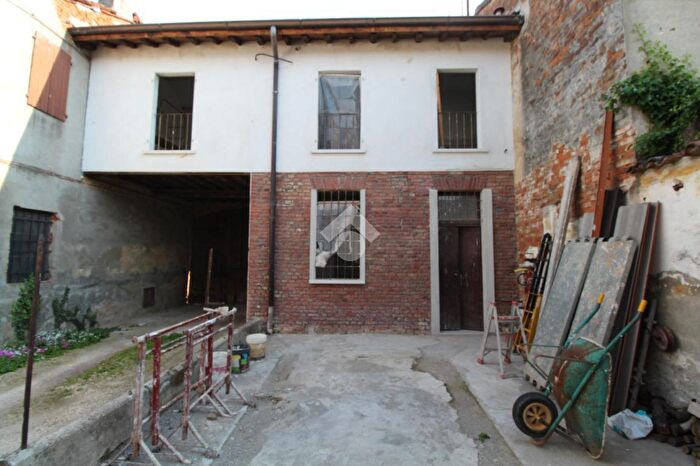 Casa trilocale in vendita in Via Gamba, Casalbuttano Ed Uniti