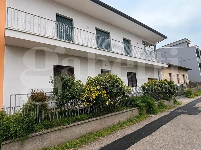 Appartamento con 8 locali in vendita in Via del Popolo Snc, Calvi Risorta
