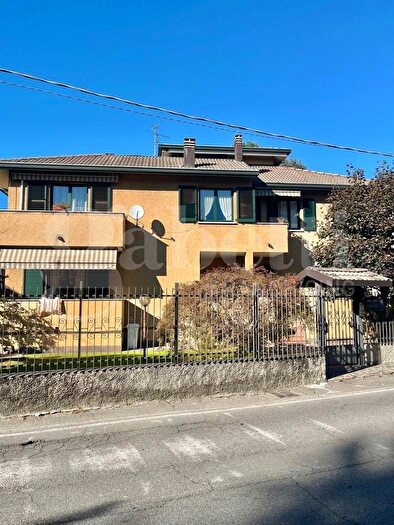 Appartamento con 6 locali in vendita in Via Isolino, Senago