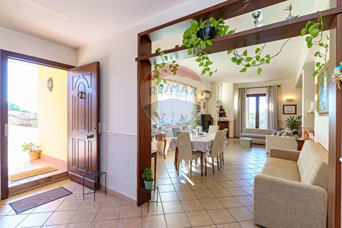 Casa con 18 locali in vendita in Via Vecchia Pedara, Tremestieri Etneo