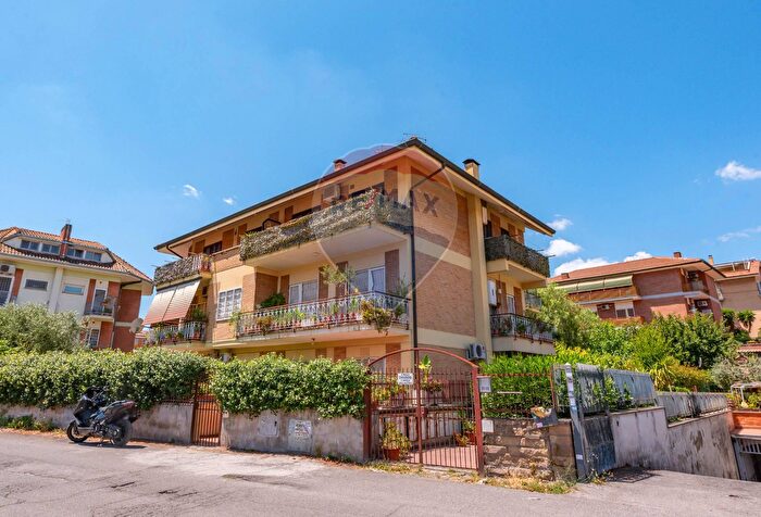 Appartamento trilocale in vendita in Via Menofilo, Roma