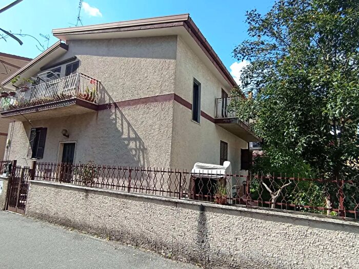 Casa con 5 locali in vendita in Via Basicò, Roma