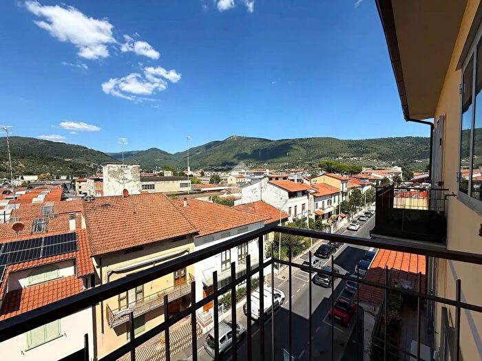Appartamento con 5 locali in vendita in Via San Martino per Galceti, Prato