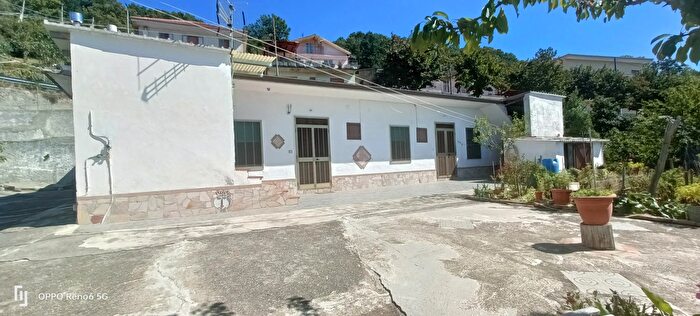 Casa con 6 locali in vendita in Contrada Acqua Dauzano, Lamezia Terme