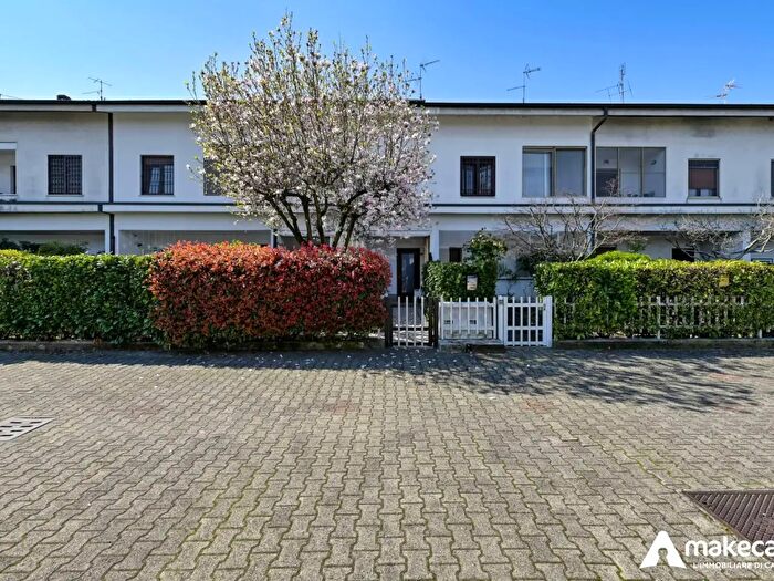 Casa quadrilocale in vendita in Via Verga, Mediglia