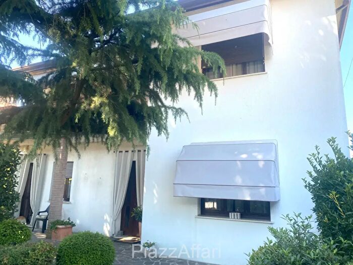 Casa con 6 locali in vendita in Via Rialto, Brugine