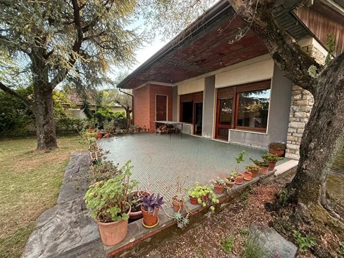 Casa con 8 locali in vendita in Massa