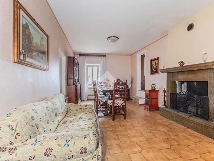 Appartamento trilocale in vendita in Via Orsini, Caprarola