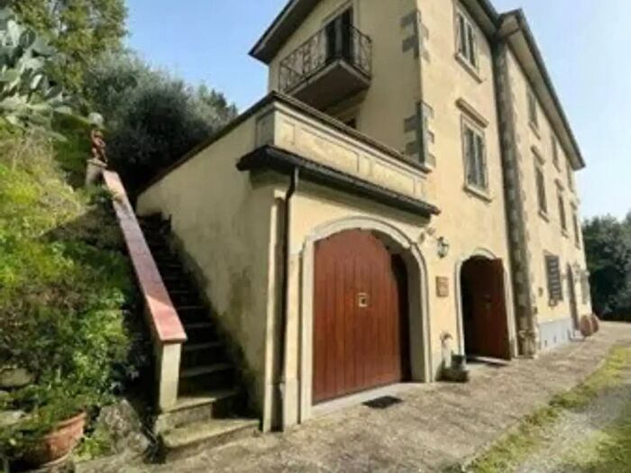 Casa con 6 locali in vendita in Via Sismondi, Pescia