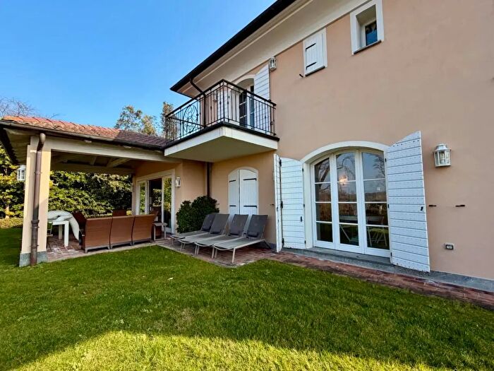 Casa con 16 locali in vendita in Via Bogogno, Bogogno
