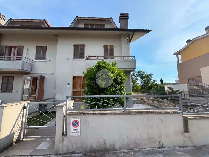 Casa con 5 locali in vendita in Via Falconara, Colli al Metauro