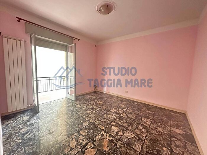 Appartamento trilocale in vendita in Via Giardino, Riva Ligure
