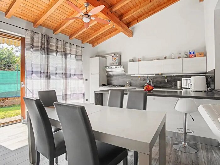 Appartamento con 11 locali in vendita in Via Andrea Figini, Valganna