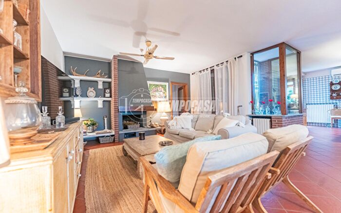 Casa con 8 locali in vendita in Via Baggio, Cusago