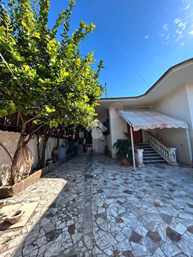 Casa con 13 locali in vendita in Via Cinquevie, Afragola