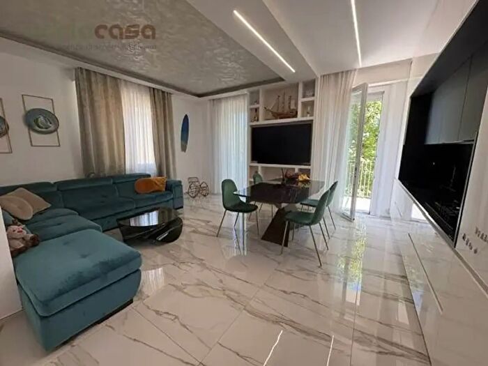 Appartamento trilocale in vendita in Viale Regina Elena, Rimini