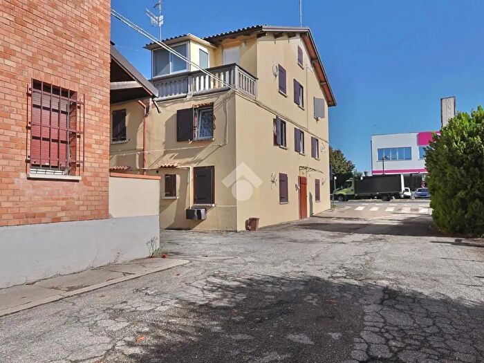 Casa con 6 locali in vendita in Via Fratelli Cervi, Reggio nell'Emilia