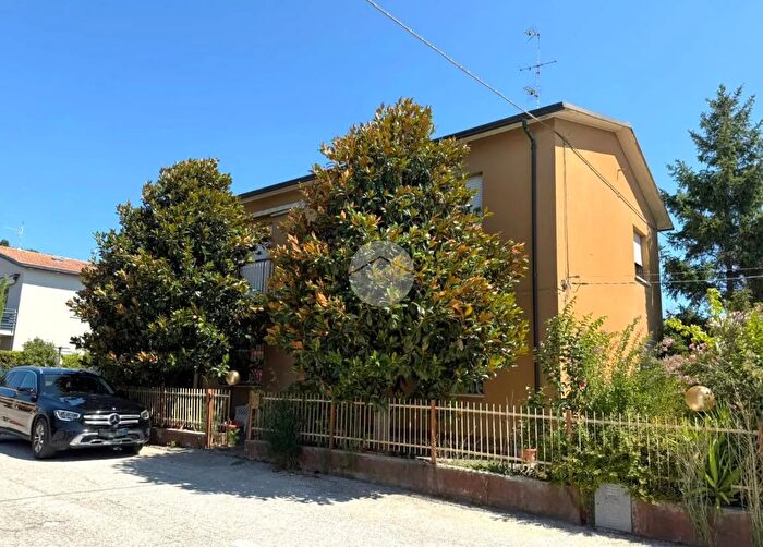 Casa con 7 locali in vendita in Via Tevere, Fano