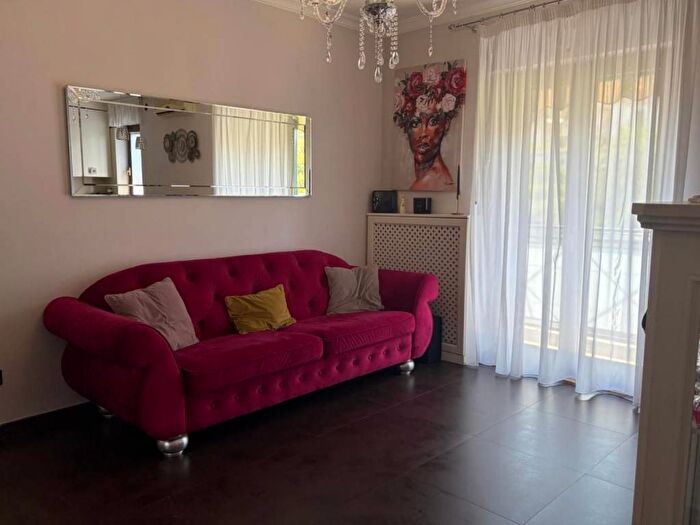 Appartamento trilocale in affitto in Via Santa Maria del Pianto, Poggioreale, Napoli