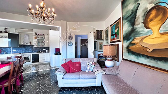 Appartamento con 5 locali in vendita in Via del Forte, Albissola Marina