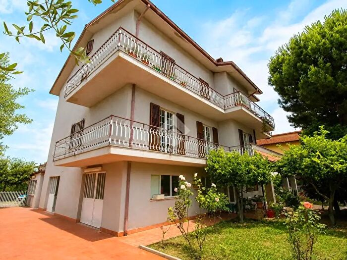 Casa quadrilocale in vendita in Via Tasso Torquato, Loreto