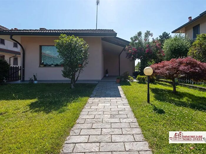 Casa quadrilocale in vendita in Via Piave, Cornaredo