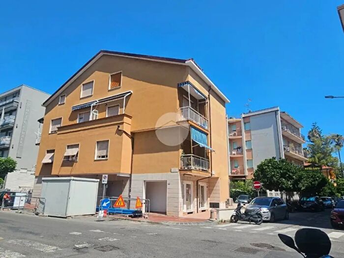 Appartamento trilocale in vendita in Via dei Garofani, Diano Marina