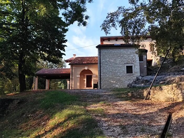 Casa con 7 locali in vendita in Monteviale