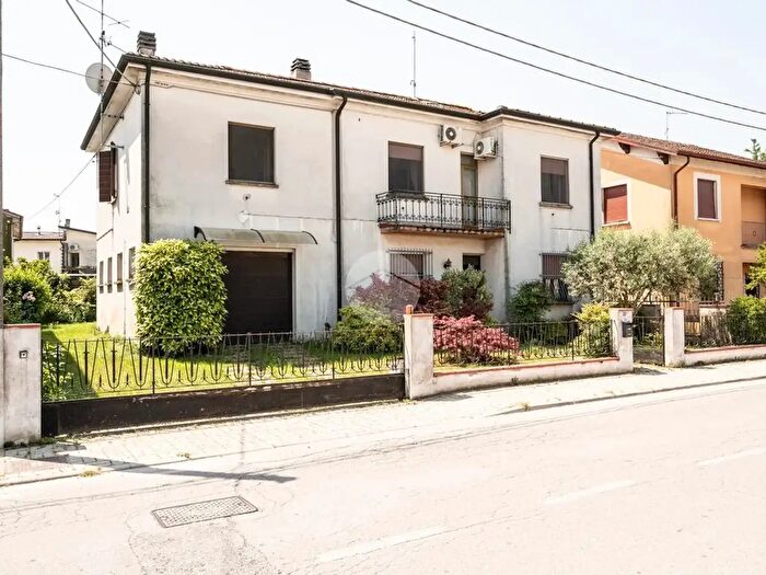 Casa quadrilocale in vendita in Via Giuseppe Garibaldi, Castellucchio