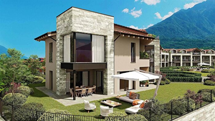 Casa con 6 locali in vendita in Via Costituzione, Colico