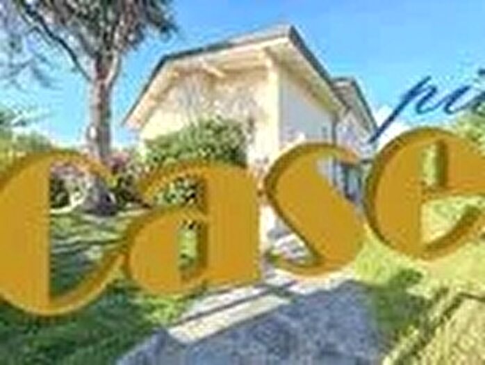 Appartamento con 13 locali in vendita in Camaiore